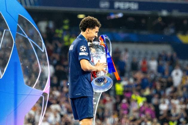 Marquinhos (Paris Saint-Germain, 05) traegt die Trophaee nach dem Sieg in der Champions League, GER, Paris Saint-Germain vs. Inter Mailand, Fussball, Herren, UEFA Champions League Finale Muenchen 2025, Spielzeit 2024 2025, 31.05.2025, GER, Paris Saint-Germain vs. Inter Mailand, Fussball, Herren, UEFA Champions League Finale Muenchen 2025, Spielzeit 2024 2025, 31.05.2025 Muenchen Copyright: xEibner-Pressefoto WolfgangxFrankx EP_WFK