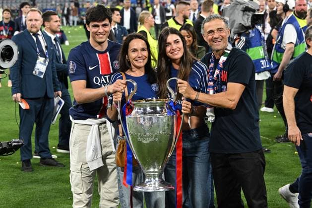 31.05.2025, xsltx, Fussball UEFA Champions League Finale 2025, Paris St.Germain - Inter Mailand v.l. Jubel, Freude über den Gewinn der Champions League Trainer Coach Luis Enrique (Paris St. Germain) mit seiner Familie. Tochter Sira Martinez, Sohn Pacho Martinez und Ehefrau Elena Cullell (DFL DFB REGULATIONS PROHIBIT ANY USE OF PHOTOGRAPHS as IMAGE SEQUENCES and or QUASI-VIDEO) Muenchen