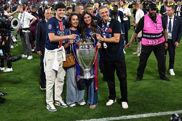 31.05.2025, xsltx, Fussball UEFA Champions League Finale 2025, Paris St.Germain - Inter Mailand v.l. Jubel, Freude über den Gewinn der Champions League Trainer Coach Luis Enrique (Paris St. Germain) mit seiner Familie. Tochter Sira Martinez, Sohn Pacho Martinez und Ehefrau Elena Cullell (DFL DFB REGULATIONS PROHIBIT ANY USE OF PHOTOGRAPHS as IMAGE SEQUENCES and or QUASI-VIDEO) Muenchen