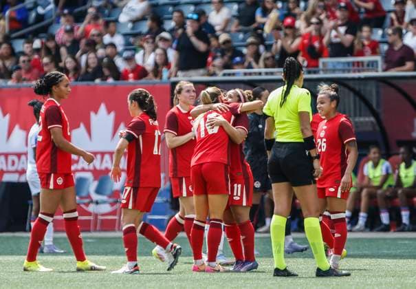 May 31, 2025, Winnipeg, Mb, CANADA: Canada s Desiree Scott (11) embraces her teammates as she is substituted against Haiti during second half soccer action in Winnipeg, Saturday, May 31, 2025. Scott is retiring from national team, Nationalteam play. Haiti Canada Womens Soccer  - ZUMAc35_ 20250531_zaf_c35_082 Copyright: xJohnxWoodsx
