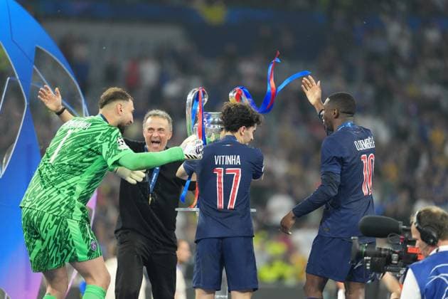 Sport Themen der Woche KW22 Sport Bilder des Tages 2025 UEFA Champions League Final: Paris Saint-Germain F.C. vs. FC Internazionale Milano PSG celebrate with the trophy after winning the Champions League for the first time after the 2025 UEFA Champions League Final: Paris Saint-Germain F.C. vs. FC Internazionale Milano on 31 May 2025, at Munich Football Arena, in Munich, Germany Munich Munich Football Arena Germany Copyright: xAlexandraxFechetex DSC0446301