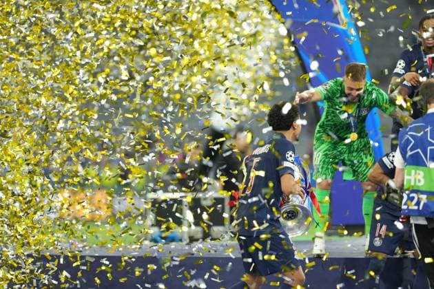 2025 UEFA Champions League Final: Paris Saint-Germain F.C. vs. FC Internazionale Milano Captain Marquinhos of Paris Saint-Germain F.C. is ready to lift the trophy after the 2025 UEFA Champions League Final: Paris Saint-Germain F.C. vs. FC Internazionale Milano on 31 May 2025, at Munich Football Arena, in Munich, Germany Munich Munich Football Arena Germany Copyright: xAlexandraxFechetex DSC0466701
