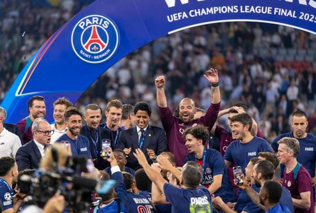 RECORD DATE NOT STATED 31.05.2025, Fussball UEFA Championsleague Finale 2025: Paris St. Germain - Inter Mailand, in der Allianz-Arena München. Siegerehrung des Championsleague-Siegers Paris St. Germaine, Präsident Nasser Al-Khelaifi (Paris St. Germain) reckt stolz den Pokal in die Höhe inmitten der feiernden Mannschaft.