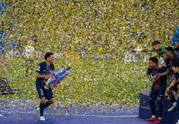 RECORD DATE NOT STATED 31.05.2025, Fussball UEFA Championsleague Finale 2025: Paris St. Germain - Inter Mailand, in der Allianz-Arena München. Siegerehrung des Championsleague-Siegers Paris St. Germaine, Marquinhos (FC Paris Saint-Germain) bringt den Pokal zu der feiernden Mannschaft.