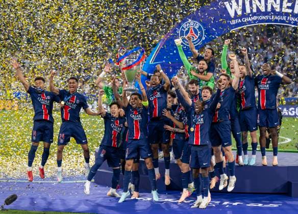 RECORD DATE NOT STATED 31.05.2025, Fussball UEFA Championsleague Finale 2025: Paris St. Germain - Inter Mailand, in der Allianz-Arena München. Siegerehrung des Championsleague-Siegers Paris St. Germaine, Marquinhos (FC Paris Saint-Germain) reckt stolz den Pokal in die Höhe inmitten der feiernden Mannschaft.
