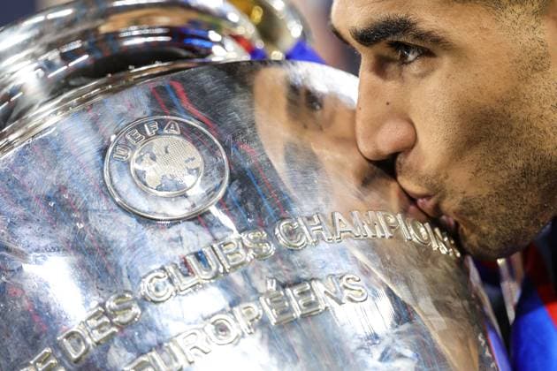 Sport Bilder des Tages Champions League Final 2025 31 May 2025, Munich - UEFA Champions League Final - Paris Saint-Germain v Internazionale Milano - Achraf Hakimi of PSG kisses the trophy - Photo: Charlotte Wilson Offside. Munich Germany Copyright: xCharlottexWilsonx xOffsidexOffside