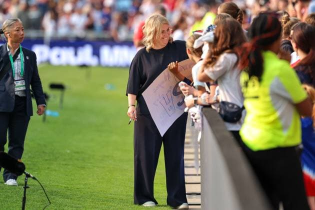 Soccer 2025: China PR Vs United States MAY 31 May 31st, 2025: United States head coach Emma Hayes signs autographs after a International Friendly, Länderspiel, Nationalmannschaft soccer match between China PR and the United States at Allianz Field in St. Paul, Minnesota. Steven Garcia-CSM (Credit Image: Â Steven Garcia Cal Media) St. Paul Minnesota USA EDITORIAL USE ONLY Copyright: xx ZUMA-20250531_zma_c04_206.jpg StevenxGarciax csmphotothree388783