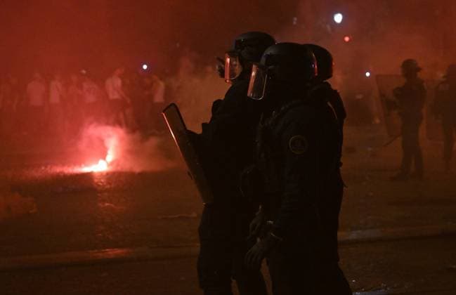 Paris Saint-Germain (PSG) win 2025 UEFA Champions League trophy, beating Inter Milan 5-0 in final PARIS, FRANCE - MAY 31: Clashes break out between police and fans as supporters celebrate following Paris Saint-Germain defeated Inter Milan 5-0 in the UEFA Champions League football final match held in the Munich Football Arena, on May 31, 2025, in Paris, France. Burak Akbulut Anadolu Paris France. Editorial use only. Please get in touch for any other usage.  Copyright: x2025xAnadoluxBurakxAkbulutx