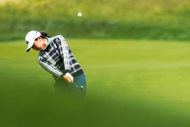 May 31, 2025, Madison, Wisconsin, USA: JING YAN of China chips onto the green on the first hole during the third round of the 2025 LPGA, Golf Damen U.S. Womens Open at Erin Hills Golf Course in Erin, Wis. Madison USA - ZUMAb262 20250531_znp_b262_014 Copyright: xJeffxM.xBrownx