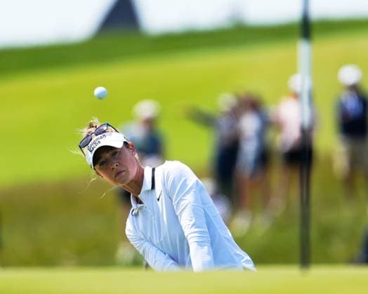 May 31, 2025, Madison, Wisconsin, USA: NELLY KORDA of the United States chips onto the green on the ninth hole during the third round of the 2025 LPGA, Golf Damen U.S. Womens Open at Erin Hills Golf Course in Erin, Wis. Madison USA - ZUMAb262 20250531_znp_b262_029 Copyright: xJeffxM.xBrownx
