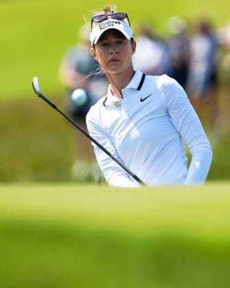 May 31, 2025, Madison, Wisconsin, USA: NELLY KORDA of the United States chips onto the green on the ninth hole during the third round of the 2025 LPGA, Golf Damen U.S. Womens Open at Erin Hills Golf Course in Erin, Wis. Madison USA - ZUMAb262 20250531_znp_b262_031 Copyright: xJeffxM.xBrownx