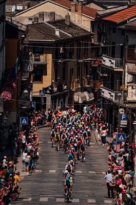 2025 Giro d Italia Stage 20 Picture by Zac Williams SWpix.com - 31 05 2025 - Cycling - 2025 Giro d Italia Stage 20, Verres to Sestriere, Italy - The peloton. Copyright: x xSWpix.comx(t axPhotographyxHubxLtd)xZacxWilliams SWpix.comx SWP-2645