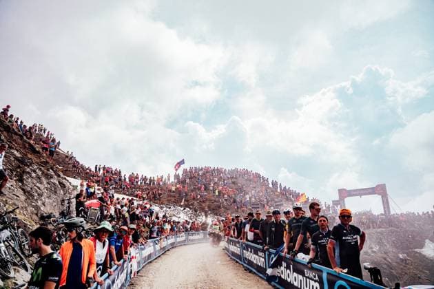 2025 Giro d Italia Stage 20 Picture by Zac Williams SWpix.com - 31 05 2025 - Cycling - 2025 Giro d Italia Stage 20, Verres to Sestriere, Italy - The Colle Delle Finestre. Copyright: x xSWpix.comx(t axPhotographyxHubxLtd)xZacxWilliams SWpix.comx SWP-2645