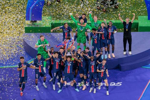 Siegerfoto von Gewinner Paris, Fussball, Paris - Inter Mailand 5:0. Fußball UEFA Championsleague, Paris Saint-Germain - FC Internazionale Milano, Finale, Saison 2024-2025, am 31.05.2025 in Muenchen, A L L I A N Z A R E N A, Deutschland. Quelle Copyright Credit : Oryk HAIST