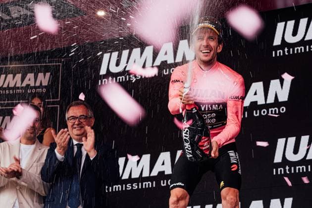 2025 Giro d Italia Stage 20 Picture by Zac Williams SWpix.com - 31 05 2025 - Cycling - 2025 Giro d Italia Stage 20, Verres to Sestriere, Italy - Simon Yates, Visma Lease a Bike, claims the Maglia Rosa. Copyright: x xSWpix.comx(t axPhotographyxHubxLtd)xZacxWilliams SWpix.comx SWP-2645