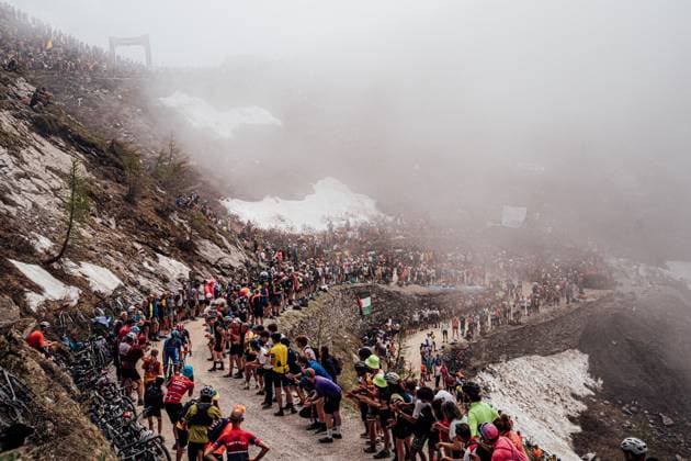 2025 Giro d Italia Stage 20 Picture by Zac Williams SWpix.com - 31 05 2025 - Cycling - 2025 Giro d Italia Stage 20, Verres to Sestriere, Italy - The Colle Delle Finestre. Copyright: x xSWpix.comx(t axPhotographyxHubxLtd)xZacxWilliams SWpix.comx SWP-2645