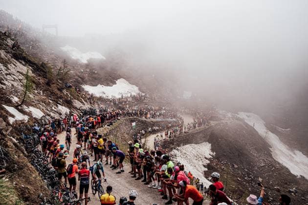 2025 Giro d Italia Stage 20 Picture by Zac Williams SWpix.com - 31 05 2025 - Cycling - 2025 Giro d Italia Stage 20, Verres to Sestriere, Italy - The Colle Delle Finestre. Copyright: x xSWpix.comx(t axPhotographyxHubxLtd)xZacxWilliams SWpix.comx SWP-2645