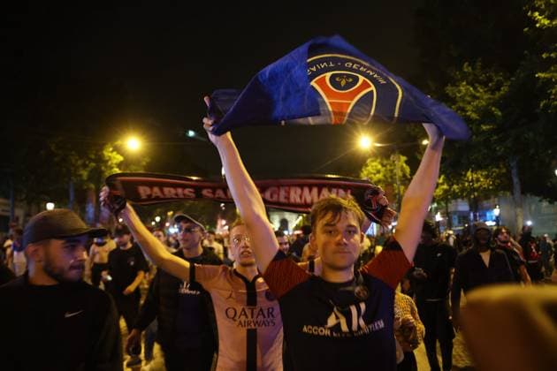 Ligue des Champions PSG-Inter de Milan. Ambiance sur les Champs Élysées PHOTOPQR LE PARISIEN Olivier Arandel ; Paris ; 31 05 2025 ; Champs-Élysées, Paris, France Samedi 31 mai 2025 Football Ligue des Champions Ambiance sur les Champs-Élysées à Paris avec les supporters du PSG au soir de la finale de la Ligue des Champions opposant le Paris-Saint-Germain à l’Inter de Milan. LP Ollvier Arandel Paris; May 31, 2025; Champs-Élysées, Paris, France Saturday, May 31, 2025. Champions League Football Atmosphere on the Champs-Élysées in Paris with PSG supporters on the evening of the Champions League final between Paris Saint-Germain and Inter Milan.