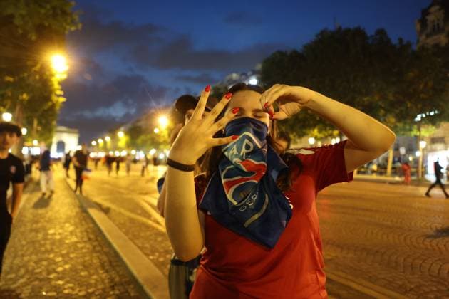 Ligue des Champions PSG-Inter de Milan. Ambiance sur les Champs Élysées PHOTOPQR LE PARISIEN Olivier Arandel ; Paris ; 31 05 2025 ; Champs-Élysées, Paris, France Samedi 31 mai 2025 Football Ligue des Champions Ambiance sur les Champs-Élysées à Paris avec les supporters du PSG au soir de la finale de la Ligue des Champions opposant le Paris-Saint-Germain à l’Inter de Milan. LP Ollvier Arandel Paris; May 31, 2025; Champs-Élysées, Paris, France Saturday, May 31, 2025. Champions League Football Atmosphere on the Champs-Élysées in Paris with PSG supporters on the evening of the Champions League final between Paris Saint-Germain and Inter Milan.