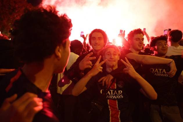Ligue des Champions PSG-Inter de Milan. Ambiance sur les Champs Élysées PHOTOPQR LE PARISIEN Olivier Arandel ; Paris ; 31 05 2025 ; Champs-Élysées, Paris, France Samedi 31 mai 2025 Football Ligue des Champions Ambiance sur les Champs-Élysées à Paris avec les supporters du PSG au soir de la finale de la Ligue des Champions opposant le Paris-Saint-Germain à l’Inter de Milan. LP Ollvier Arandel Paris; May 31, 2025; Champs-Élysées, Paris, France Saturday, May 31, 2025. Champions League Football Atmosphere on the Champs-Élysées in Paris with PSG supporters on the evening of the Champions League final between Paris Saint-Germain and Inter Milan.