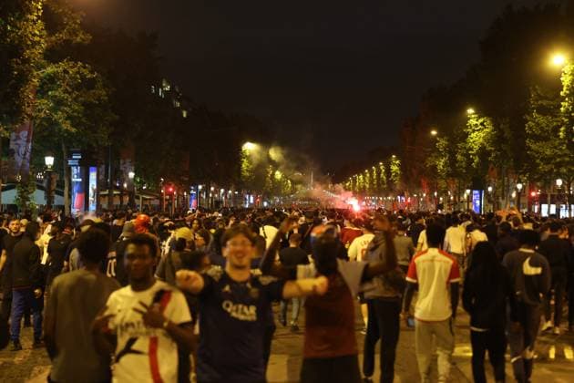Ligue des Champions PSG-Inter de Milan. Ambiance sur les Champs Élysées PHOTOPQR LE PARISIEN Olivier Arandel ; Paris ; 31 05 2025 ; Champs-Élysées, Paris, France Samedi 31 mai 2025 Football Ligue des Champions Ambiance sur les Champs-Élysées à Paris avec les supporters du PSG au soir de la finale de la Ligue des Champions opposant le Paris-Saint-Germain à l’Inter de Milan. LP Ollvier Arandel Paris; May 31, 2025; Champs-Élysées, Paris, France Saturday, May 31, 2025. Champions League Football Atmosphere on the Champs-Élysées in Paris with PSG supporters on the evening of the Champions League final between Paris Saint-Germain and Inter Milan.