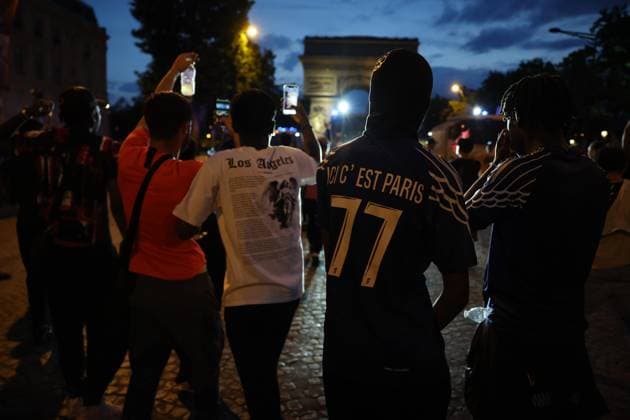 Ligue des Champions PSG-Inter de Milan. Ambiance sur les Champs Élysées PHOTOPQR LE PARISIEN Olivier Arandel ; Paris ; 31 05 2025 ; Champs-Élysées, Paris, France Samedi 31 mai 2025 Football Ligue des Champions Ambiance sur les Champs-Élysées à Paris avec les supporters du PSG au soir de la finale de la Ligue des Champions opposant le Paris-Saint-Germain à l’Inter de Milan. LP Ollvier Arandel Paris; May 31, 2025; Champs-Élysées, Paris, France Saturday, May 31, 2025. Champions League Football Atmosphere on the Champs-Élysées in Paris with PSG supporters on the evening of the Champions League final between Paris Saint-Germain and Inter Milan.