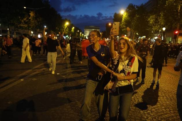 Ligue des Champions PSG-Inter de Milan. Ambiance sur les Champs Élysées PHOTOPQR LE PARISIEN Olivier Arandel ; Paris ; 31 05 2025 ; Champs-Élysées, Paris, France Samedi 31 mai 2025 Football Ligue des Champions Ambiance sur les Champs-Élysées à Paris avec les supporters du PSG au soir de la finale de la Ligue des Champions opposant le Paris-Saint-Germain à l’Inter de Milan. LP Ollvier Arandel Paris; May 31, 2025; Champs-Élysées, Paris, France Saturday, May 31, 2025. Champions League Football Atmosphere on the Champs-Élysées in Paris with PSG supporters on the evening of the Champions League final between Paris Saint-Germain and Inter Milan.