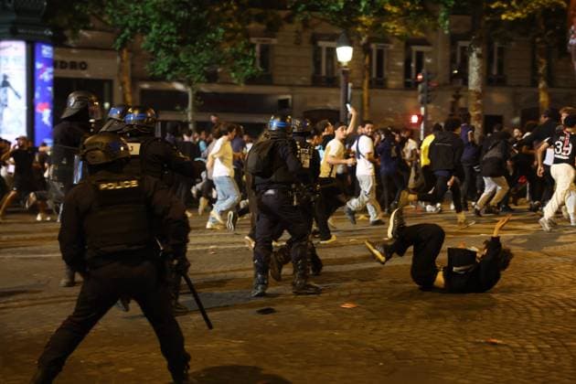 Ligue des Champions PSG-Inter de Milan. Ambiance sur les Champs Élysées PHOTOPQR LE PARISIEN Olivier Arandel ; Paris ; 31 05 2025 ; Champs-Élysées, Paris, France Samedi 31 mai 2025 Football Ligue des Champions Ambiance sur les Champs-Élysées à Paris avec les supporters du PSG au soir de la finale de la Ligue des Champions opposant le Paris-Saint-Germain à l’Inter de Milan. LP Ollvier Arandel Paris; May 31, 2025; Champs-Élysées, Paris, France Saturday, May 31, 2025. Champions League Football Atmosphere on the Champs-Élysées in Paris with PSG supporters on the evening of the Champions League final between Paris Saint-Germain and Inter Milan.