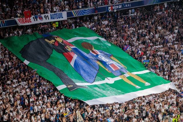 Sport Themen der Woche KW22 Sport Bilder des Tages Paris - Fans erinnern mit Transparent von Paris Trainer Luis Enrique MARTINEZ GARCIA an seine verstorbenen Tochter XANA, Fussball, Paris - Inter Mailand 5:0. Fußball UEFA Championsleague, Paris Saint-Germain - FC Internazionale Milano, Finale, Saison 2024-2025, am 31.05.2025 in Muenchen, A L L I A N Z A R E N A, Deutschland. Quelle Copyright Credit : Oryk HAIST *** Paris fans remember his deceased daughter XANA with banner of Paris coach Luis Enrique MARTINEZ GARCIA, Football, Paris Inter Milan 5 0 Football UEFA Champions League, Paris Saint Germain FC Internazionale Milano, Final, Season 2024 2025, on 31 05 2025 in Munich, A L L I A N Z A R E N A, Germany Source Copyright Credit Oryk HAIST xFUSSBALL-PARIS-INTERx