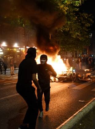 RECORD DATE NOT STATED PSG supporters celebrate Champions League winning - Paris Riots as Paris Saint-Germain s supporters celebrate PSG s winning the UEFA Champions League final football match over Inter Milan in Munich, in Avenue Kleber, Paris, France on May 31, 2025 Photo by Alain Apaydin ABACAPRESS.COM Paris France  Copyright: xApaydinxAlain ABACAx
