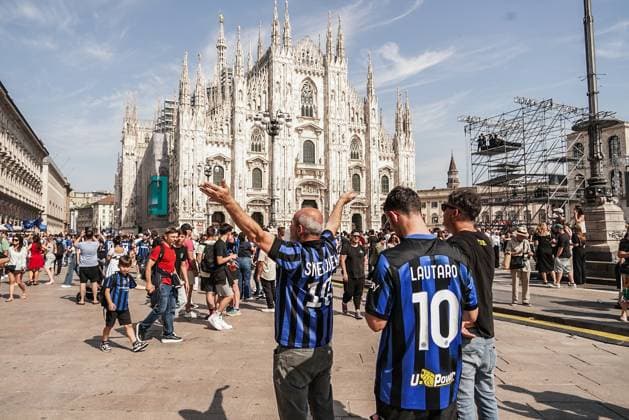 Milan: MILAN - FC Inter fans gather in Piazza Duomo in Milan ahead of the Champions League final against PSG in Monaco. May 31 Milan, Inter Fans In Piazza Duomo Before Tonight S Champions League Match  - ZUMAp169 0821118859st Copyright: xEmanuelexdexCarlix