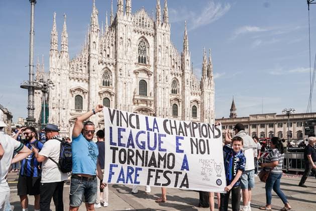 Milan: MILAN - FC Inter fans gather in Piazza Duomo in Milan ahead of the Champions League final against PSG in Monaco. May 31 Milan, Inter Fans In Piazza Duomo Before Tonight S Champions League Match  - ZUMAp169 0821118867st Copyright: xEmanuelexdexCarlix