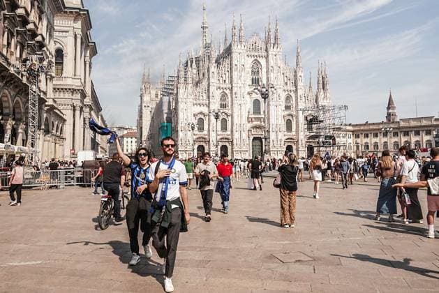 Milan: MILAN - FC Inter fans gather in Piazza Duomo in Milan ahead of the Champions League final against PSG in Monaco. May 31 Milan, Inter Fans In Piazza Duomo Before Tonight S Champions League Match  - ZUMAp169 0821118876st Copyright: xEmanuelexdexCarlix