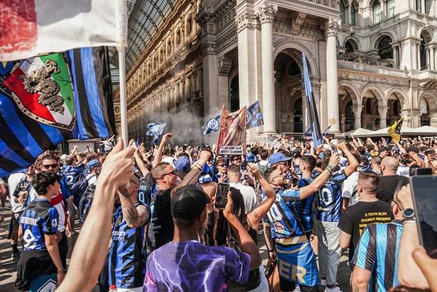 Milan: MILAN - FC Inter fans gather in Piazza Duomo in Milan ahead of the Champions League final against PSG in Monaco. May 31 Milan, Inter Fans In Piazza Duomo Before Tonight S Champions League Match  - ZUMAp169 0821119450st Copyright: xEmanuelexdexCarlix