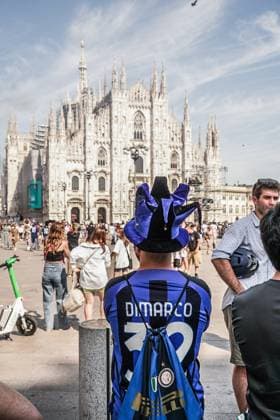Milan: MILAN - FC Inter fans gather in Piazza Duomo in Milan ahead of the Champions League final against PSG in Monaco. May 31 Milan, Inter Fans In Piazza Duomo Before Tonight S Champions League Match  - ZUMAp169 0821119457st Copyright: xEmanuelexdexCarlix