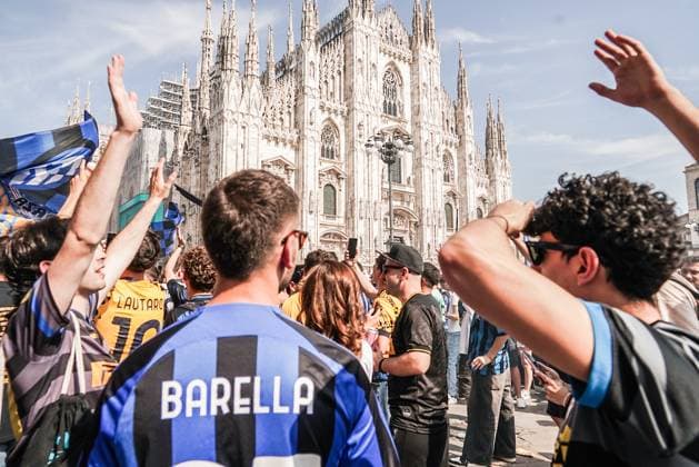 Milan: MILAN - FC Inter fans gather in Piazza Duomo in Milan ahead of the Champions League final against PSG in Monaco. May 31 Milan, Inter Fans In Piazza Duomo Before Tonight S Champions League Match  - ZUMAp169 0821119468st Copyright: xEmanuelexdexCarlix