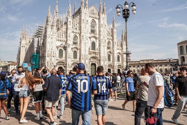 Milan: MILAN - FC Inter fans gather in Piazza Duomo in Milan ahead of the Champions League final against PSG in Monaco. May 31 Milan, Inter Fans In Piazza Duomo Before Tonight S Champions League Match  - ZUMAp169 0821119473st Copyright: xEmanuelexdexCarlix