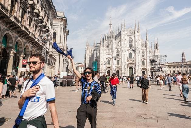 Milan: MILAN - FC Inter fans gather in Piazza Duomo in Milan ahead of the Champions League final against PSG in Monaco. May 31 Milan, Inter Fans In Piazza Duomo Before Tonight S Champions League Match  - ZUMAp169 0821119480st Copyright: xEmanuelexdexCarlix
