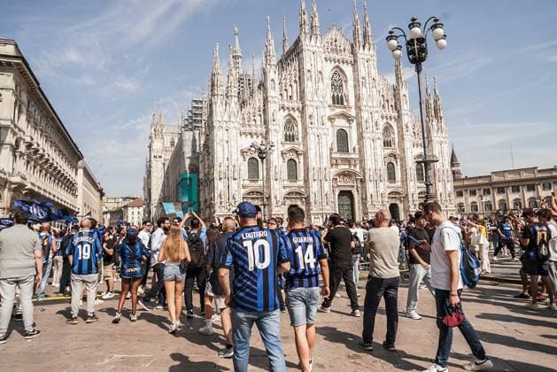 Milan: MILAN - FC Inter fans gather in Piazza Duomo in Milan ahead of the Champions League final against PSG in Monaco. May 31 Milan, Inter Fans In Piazza Duomo Before Tonight S Champions League Match  - ZUMAp169 0821119925st Copyright: xEmanuelexdexCarlix