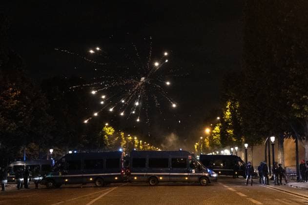 PSG Win The Champions League: A Night Of Celebrations And Clashes With The Police In Paris Paris Saint-Germain supporters celebrate after PSG wins the UEFA Champions League final football match between Paris Saint-Germain (PSG) and Inter Milan in Munich, on the Champs-Elysees avenue, where clashes take place between supporters and police using lots of tear gas in Paris, France, on May 31, 2025. Paris France  Copyright: xJeromexGillesx originalFilename:chobeaux-rallygaz250601_np8TD.jpg