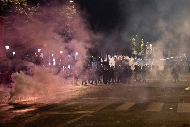 PSG Win The Champions League: A Night Of Celebrations And Clashes With The Police In Paris Paris Saint-Germain supporters celebrate after PSG wins the UEFA Champions League final football match between Paris Saint-Germain (PSG) and Inter Milan in Munich, on the Champs-Elysees avenue, where clashes take place between supporters and police using lots of tear gas in Paris, France, on May 31, 2025. Paris France  Copyright: xJeromexGillesx originalFilename:chobeaux-rallygaz250601_npotY.jpg