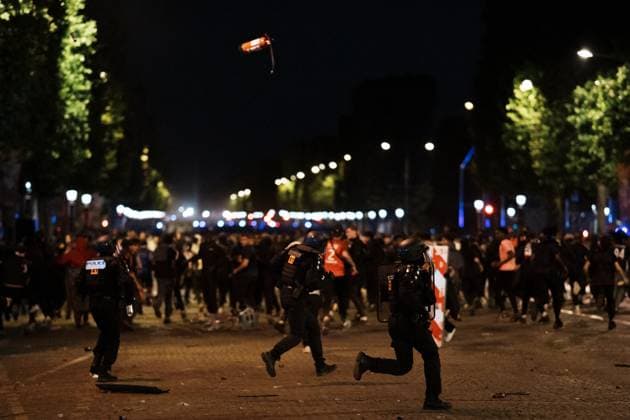 PSG Win The Champions League: A Night Of Celebrations And Clashes With The Police In Paris Paris Saint-Germain supporters celebrate after PSG wins the UEFA Champions League final football match between Paris Saint-Germain (PSG) and Inter Milan in Munich, on the Champs-Elysees avenue, where clashes take place between supporters and police using lots of tear gas in Paris, France, on May 31, 2025. Paris France  Copyright: xJeromexGillesx originalFilename:chobeaux-rallygaz250601_npYNh.jpg