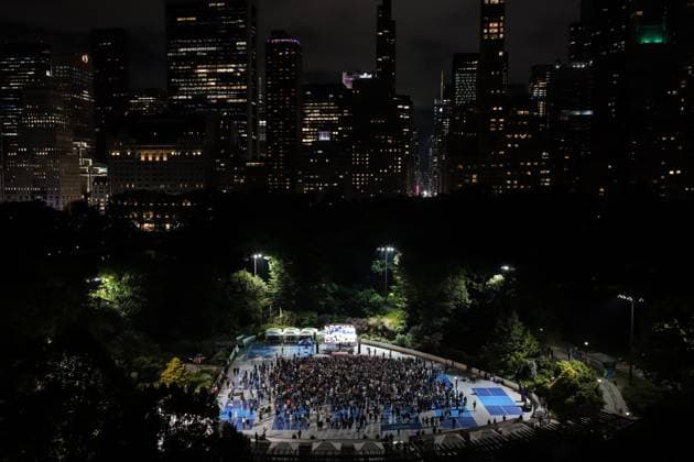 Bilder des Jahres 2025, Sport 05 Mai Knicks Fans React at Central Park Watch Party During Game 6 Loss to Pacers NEW YORK, NY - 31 MAY: Hundreds of Knicks fans gather at Wollman Rink in Central Park to watch Game 6 of the Eastern Conference Semifinals, where the New York Knicks were eliminated by the Indiana Pacers with a final score of 108–125. Lokman Vural Elibol Anadolu New York United States. Editorial use only. Please get in touch for any other usage.  Copyright: x2025xAnadoluxLokmanxVuralxElibolx