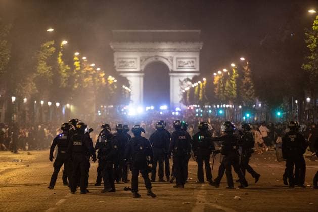 Clashes Between PSG Fans And The Police - Paris An evening of clashes on the Champs-Elysées between PSG fans and the police, following the PSG team s victory in the Champions League final against Arsenal, on the night of May 31, 2025 to June 1, 2025 in Paris, France. Photo by Florian Poitout ABACAPRESS.COM Paris France  Copyright: xPoitoutxFlorian ABACAx