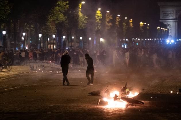 Clashes Between PSG Fans And The Police - Paris An evening of clashes on the Champs-Elysées between PSG fans and the police, following the PSG team s victory in the Champions League final against Arsenal, on the night of May 31, 2025 to June 1, 2025 in Paris, France. Photo by Florian Poitout ABACAPRESS.COM Paris France  Copyright: xPoitoutxFlorian ABACAx