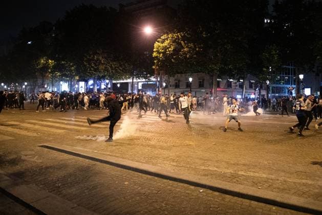 Clashes Between PSG Fans And The Police - Paris An evening of clashes on the Champs-Elysées between PSG fans and the police, following the PSG team s victory in the Champions League final against Arsenal, on the night of May 31, 2025 to June 1, 2025 in Paris, France. Photo by Florian Poitout ABACAPRESS.COM Paris France  Copyright: xPoitoutxFlorian ABACAx
