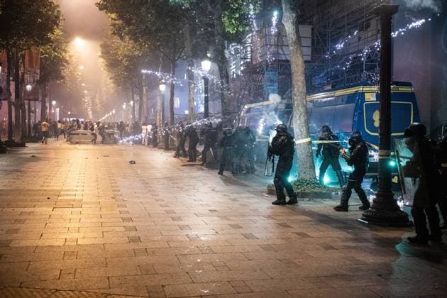 Clashes Between PSG Fans And The Police - Paris An evening of clashes on the Champs-Elysées between PSG fans and the police, following the PSG team s victory in the Champions League final against Arsenal, on the night of May 31, 2025 to June 1, 2025 in Paris, France. Photo by Florian Poitout ABACAPRESS.COM Paris France  Copyright: xPoitoutxFlorian ABACAx