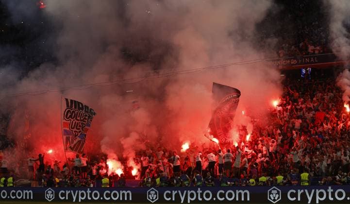 MUNCHEN, 31-05-2025, Allianz Arena, UEFA Champions League season 2024 2025, Match between Paris Saint Germain and Inter Milan 5-0 a score that has never been established in a CL-final so far. PSG fan with fireworks PSG - Inter Milan (CL Final)  x29568861x Copyright: