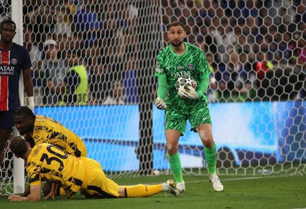 Fussball, Herren, Champions League, Saison 2024 2025, Paris Saint-Germain - Inter Mailand, Finale, UEFA Champions League Final 2025, Allianz Arena Gianluigi Donnarumma (FC Paris Saint-Germain) mit dem Ball in seinen Händen, Emotion