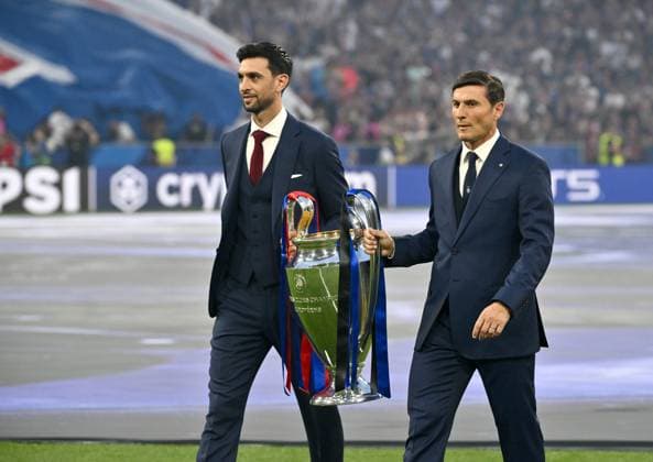 MUNICH, GERMANY - MAY 31: Javier Pastore former player of PSG (L) and Javier Zanetti former player of FC Internazionale (R) enter to the field with the Trophy of UEFA Champions League ,prior the UEFA Champions League Final 2025 between Paris Saint-Germain and FC Internazionale Milano at Allianz Arena on May 31, 2025 in Munich, Germany. SPO 